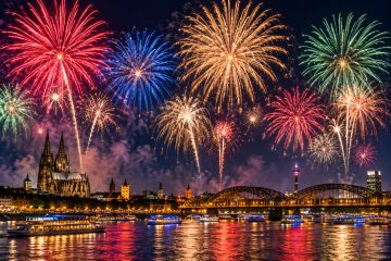 Feuerwerk über Köln bei Nacht