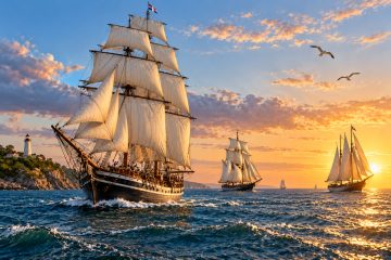 Segelschiffe im goldenen Abendlicht