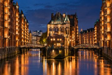 Nächtliche Speicherstadt am Kanal
